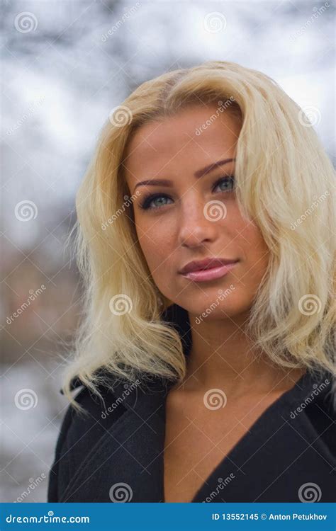 Blonde Behaarte Junge Frau Stockbild Bild Von Stares