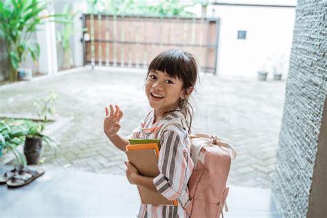 Criança Se Despedindo Antes De Ir Para a Escola Foto de Stock Imagem