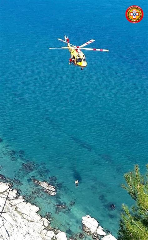 Tragedia Sul Conero Una 50enne Si Sporge Per Fare Una Foto E Preci