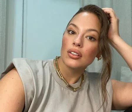 Ashley Graham nue dans son bain la mannequin est fière dafficher ses