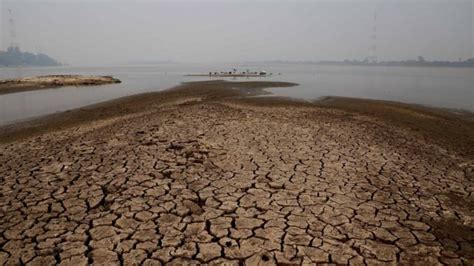 La histórica sequía del río Paraguay que tiene barcos sin poder navegar