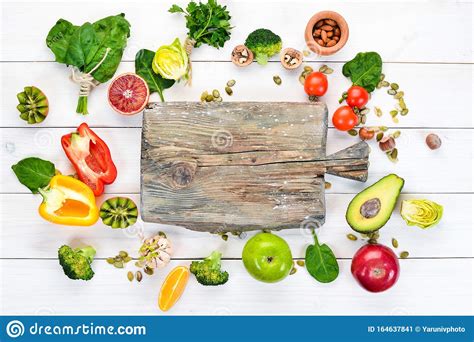 Foods Containing Natural Fiber Avocados Kiwi Apple Tomatoes