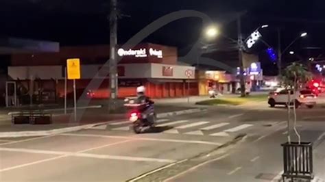 Motociclista cai de moto ao fazer manobra perigosa em Pinhais Vídeo