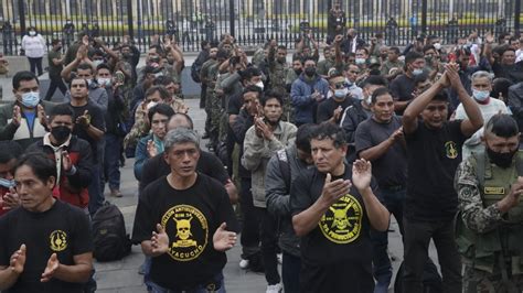 Pedro Castillo Recibe A Grupo De Reservistas De Las Fuerzas Armadas En Palacio De Gobierno Infobae