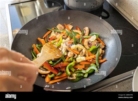 Faire Cuire Les Légumes Sautés Dans Un Wok Playa San Juan Tenerife