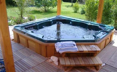 30 Stunning Garden Hot Tub Designs