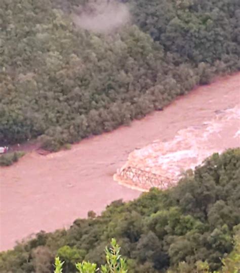 Ponte Entre Farroupilha E Nova Roma Do Sul Tem Parte Levada Pelas Guas