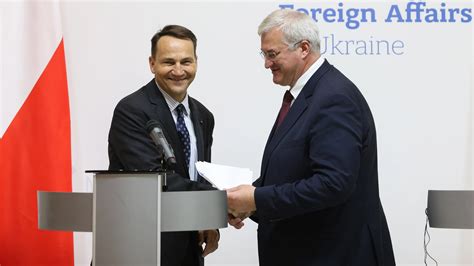 Radosław Sikorski w Ukrainie o ekshumacji ofiar zbrodni wołyńskiej