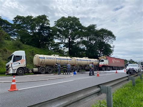 Acidente entre caminhão tanque e carreta interdita a Rodovia dos