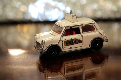 Крупным планом старая миниатюрная игрушечная полицейская машина ...