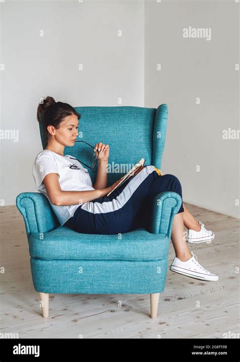 Femme Assise Dans Un Fauteuil Banque De Photographies Et Dimages à