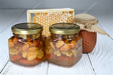 Las Nueces Y Las Frutas En Un Frasco Se Vierten Con Miel Una Olla De