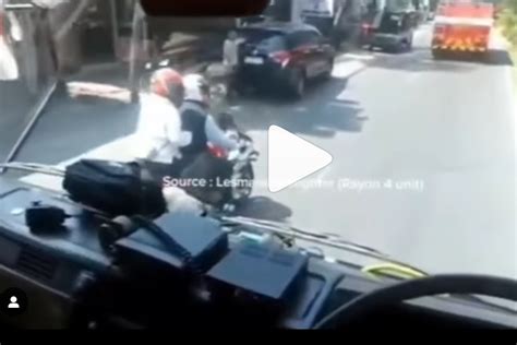 Foto Video Pengendara R25 Halangi Laju Mobil Damkar