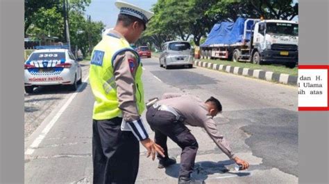 Polisi Tandai Jalan Rusak Di Demak Antisipasi Kecelakaan Saat Liburan