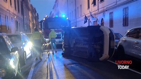 Livorno Enne Sbanda Con L Auto E Si Ribalta