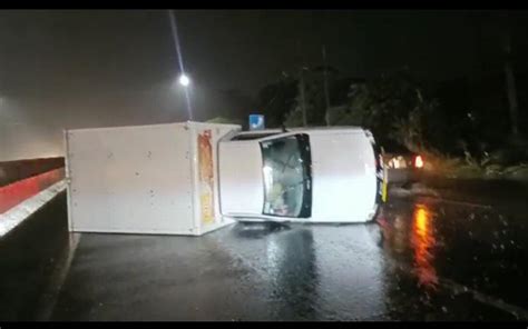 Veh Culo Vuelca Sobre La Carretera Debido Al Pavimento Mojado Diario