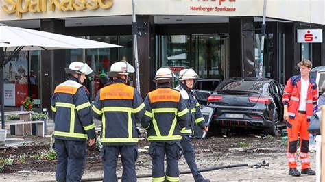 Auto Fuhr In Hamburg In Menschengruppe Sn At