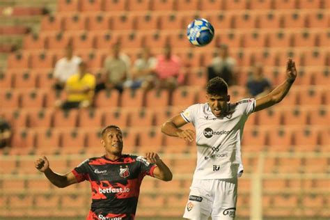 Vitória vence fora de casa e dá mais um passo para o acesso