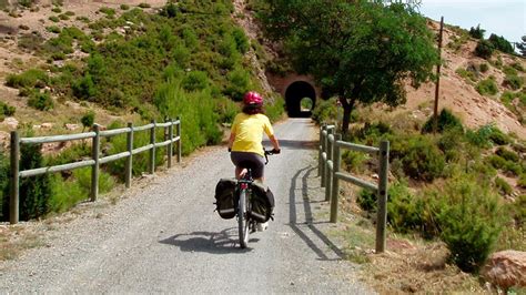 La Vía Verde de Ojos Negros una escapada entre naturaleza por la