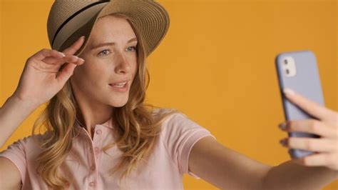 Belle Charmante Fille Blonde Au Chapeau Prenant Selfie L Gant Sur Smartphone Isol Sur Fond
