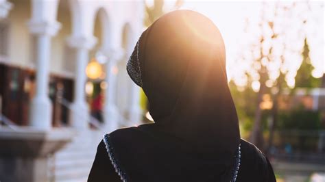 A Non-Muslim Woman Teaching Swimming for Muslim Girls - IslamOnline