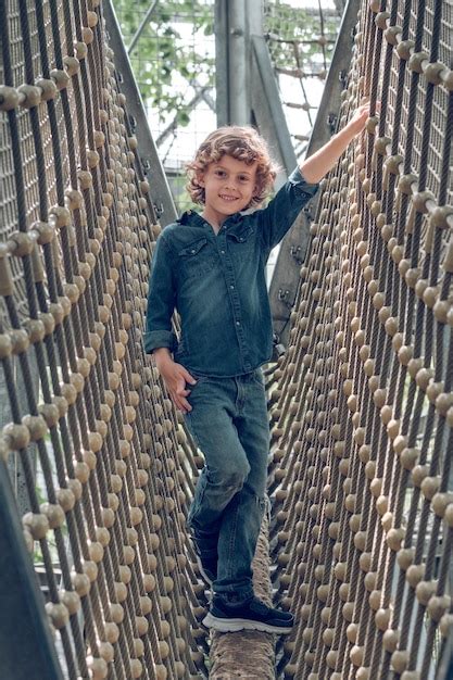 Todo El Cuerpo De Un Ni O Preadolescente Sonriente Caminando Sobre Un