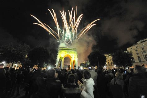 Incantano I Fuochi D Artificio In Piazza Della Vittoria La Repubblica