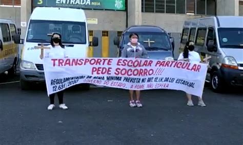 Motoristas de vans escolares fazem manifestação pacífica em Uberlândia