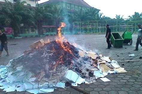 Dinas Pendidikan Banten Bakar Ijazah