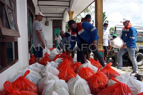 BANTUAN PERTAMINA RU VII KEPADA PENGUNGSI BANJIR SORONG ANTARA Foto