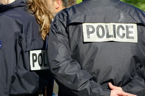 À Paris des policiers aident une femme à accoucher dans sa voiture et