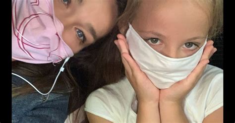 Carla Bruni Pose Avec Sa Fille Giulia Sur Instagram Le 27 Mai 2020