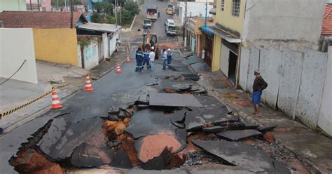 G Adutora Se Rompe E Gua Invade Casas Em Tabo O Da Serra Em Sp