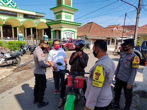 Hingga Ke Pelosok Desa Polisi Di Cingambul Bagikan Masker Media