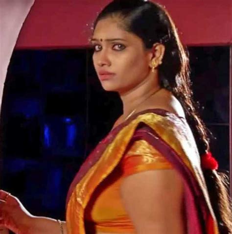 Tamil serial actress Krithika wiki Biography images - LabuWiki