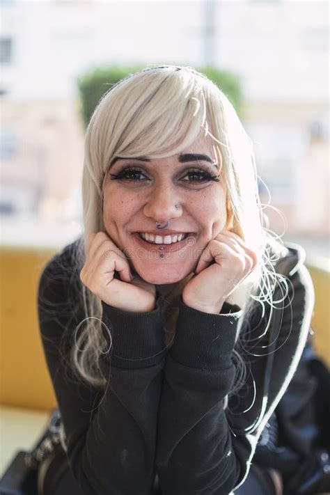 Jeune Femme Blonde Avec Piercings Et Tatouages Buvant Du Milkshake Photo Stock Image Du