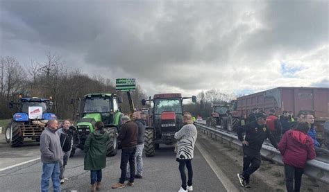 Colère des agriculteurs la RN164 bloquée une partie de la journée à