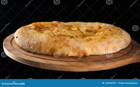 Khachapuri Tradicional Georgiano De La Comida En El Plato De Madera En