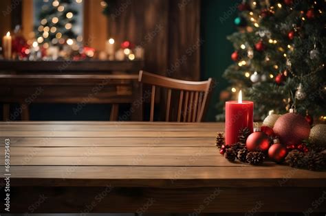 Mesa De Madera En Primer Plano Con Fondo De Una Casa En Navidad Arbol