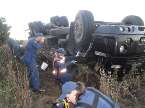 Caco Da Rosa Motorista Capota Caminh O E Fica Preso Debaixo Do Ve Culo