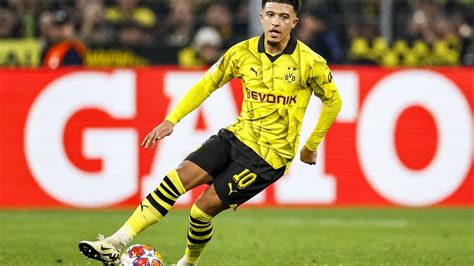 Sancho Sente A Coxa Durante Classificação Do Borussia Dortmund Na Champions