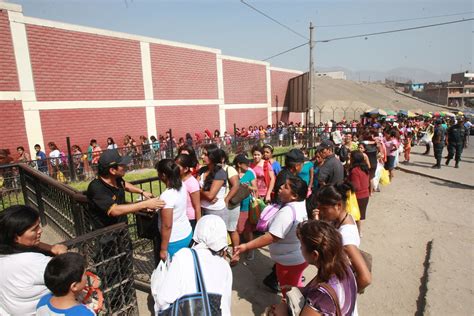 Internos De Penal De Lurigancho Reciben Visita De Madres Y Esposas