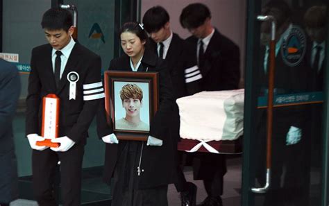 Íconos del K-Pop despiden a Kim Jong-Hyun en funeral | AR13.cl