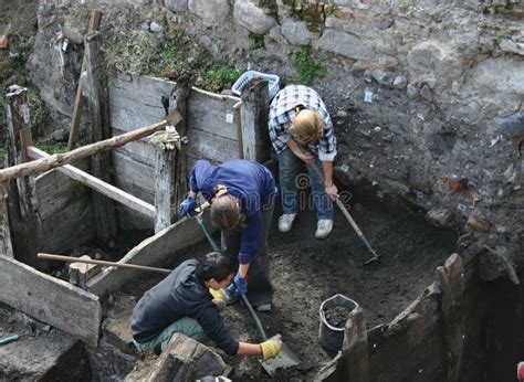 Escava O Archaeological O Arque Logo Em Um Processo Do Escavador