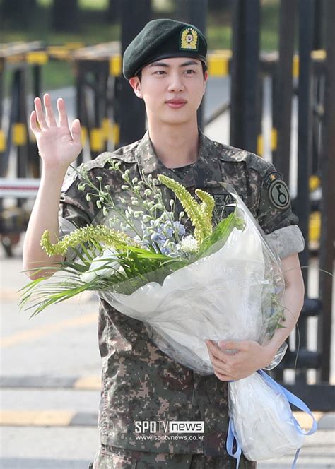 포토s 전역 축하 꽃다발 받은 방탄소년단 진