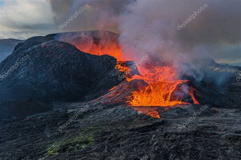 Erupción volcánica diurna en la península de Reykjanes Vista lateral