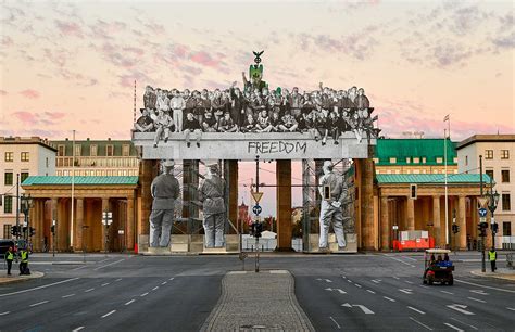 Giants, Brandenburg Gate