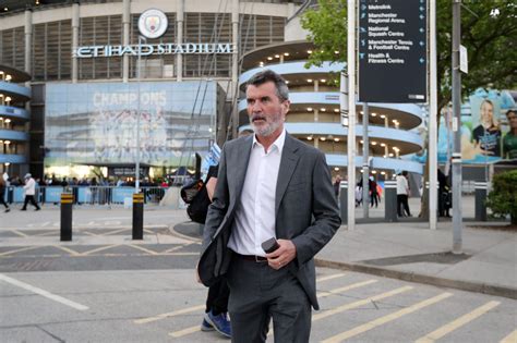 Roy Keane Man Utd Legend S Brutal Replies To Selfie Seeking Fans Are