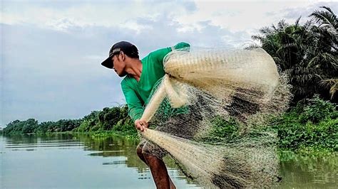 Jala Ikan Di Sungai Pakai Perahu Setiap Lempar Jala Pasti Ada Ikanya