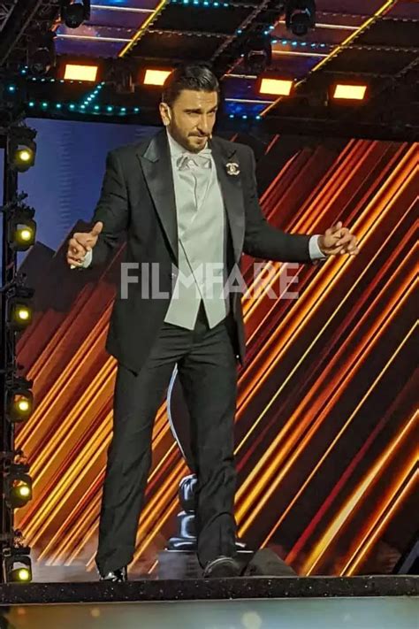 Wolf777news Filmfare Awards 2022: Ranveer Singh makes waves as a host ...